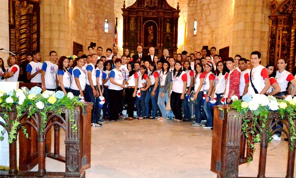 Mons. Nicolás de Jesús, Cardenal López Rodríguez, junto a un nutrido grupo de las Brigadas Duartiana